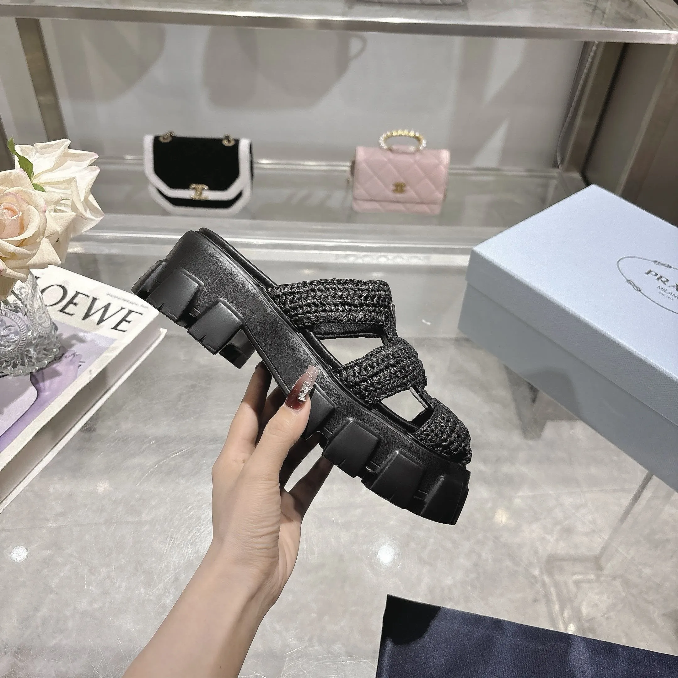 👟👟Ex-factory price 500👟👟 Original eco-friendly PP paper material, high version Prada Prada’s latest pig cage shoes, Roman woven thick-soled rubber slippers, the latest eco-friendly ♻️PP material, high price, fully handmade crochet, just like knitting sweaters, slow work and meticulous work, retro fashionable and avant-garde thick-soled soles with rubber uppers, retro wood grain to meet the various choices of fashionable people of different styles! The iconic metal triangle logo is paired with the shape of ancient beach sandals. Every design element is fashionable! Code number 35-41